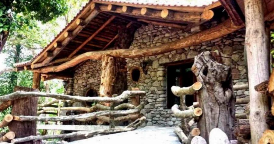 Μηχανικός αυτοκινήτων έφτιαξε το χωριό των Φλίνστοουνς στην Καρδίτσα και οι τουρίστες κάνουν ουρά