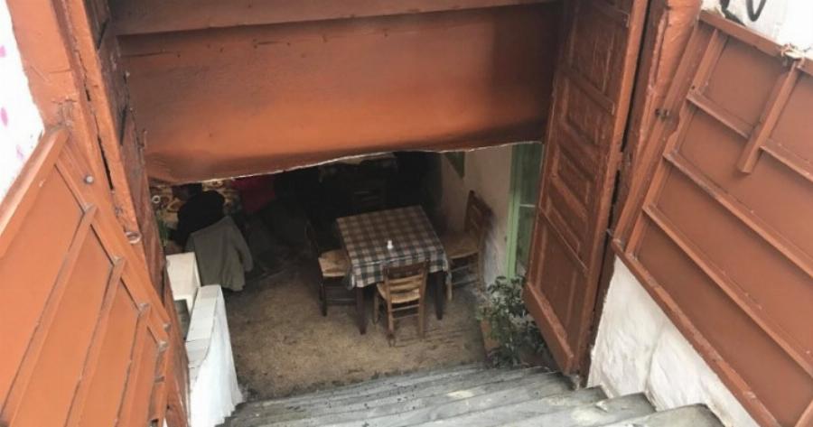 Η ιστορική, υπόγεια ταβέρνα σε εγκαταλελειμμένο σπίτι της Αθήνας που αποθεώνει ο πλανήτης