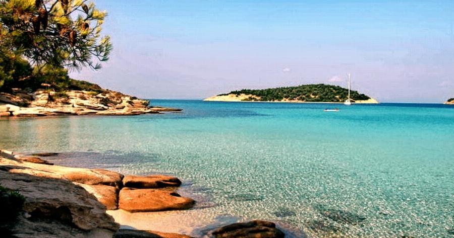 Το άγνωστο εξωτικό ελληνικό νησί που έχει ζεστά νερά όλο το χρόνο και καθόλου κύμα