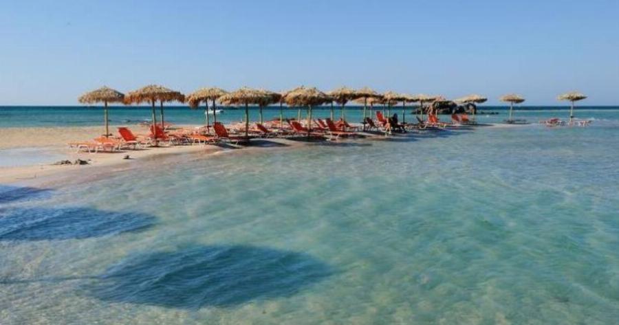 Ένα μικρό νησί που πας με τα.. πόδια. Εκεί βρίσκεται μια εξωτική παραλία με ροζ άμμο και κρυστάλλινα νερά