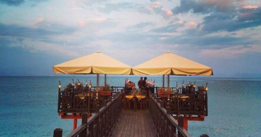 Το μοναδικό εστιατόριο στην Ελλάδα που μπορείς να φας κυριολεκτικά.. μέσα στη θάλασσα!