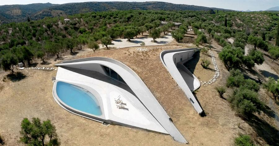 Η βίλα στην Πελοπόννησο με πισίνα σε σχήμα μάτι που την αποθεώνουν τα διεθνή ΜΜΕ