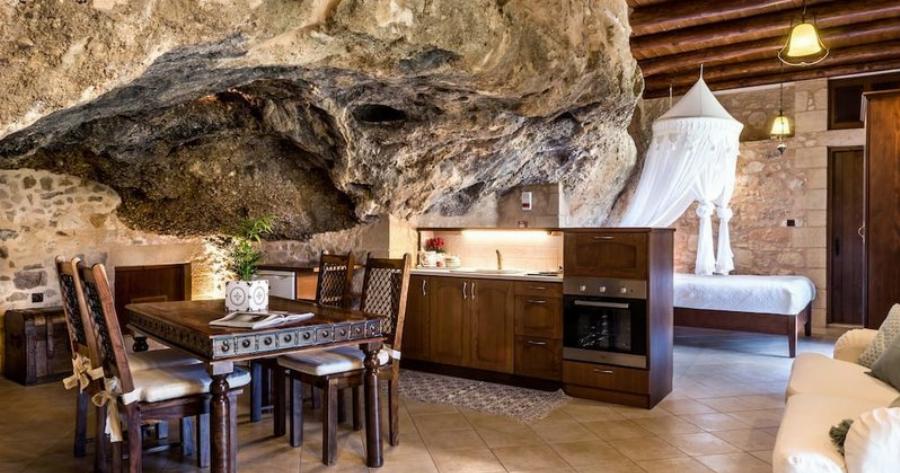 Eντυπωσιακό σπίτι «σπηλιά» στα Χανιά ενοικιάζεται για 55 ευρώ την βραδιά