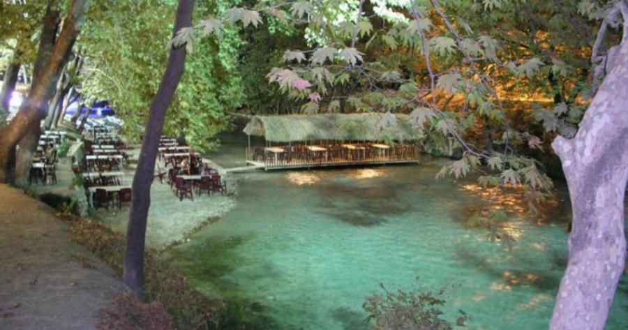 Το μικρό ελληνικό χωριό δίπλα στο ποτάμι. Καρτποσταλικές εικόνες που σου φτιάχνουν τη μέρα