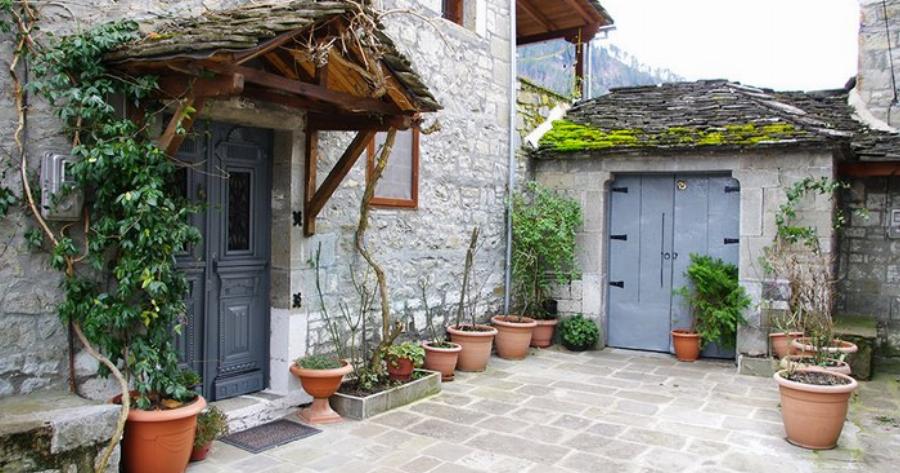 Το χωριό που ο χρόνος έχει σταματήσει δυο αιώνες πριν. Στολίδι αρχιτεκτονικής από πέτρα και ξύλο