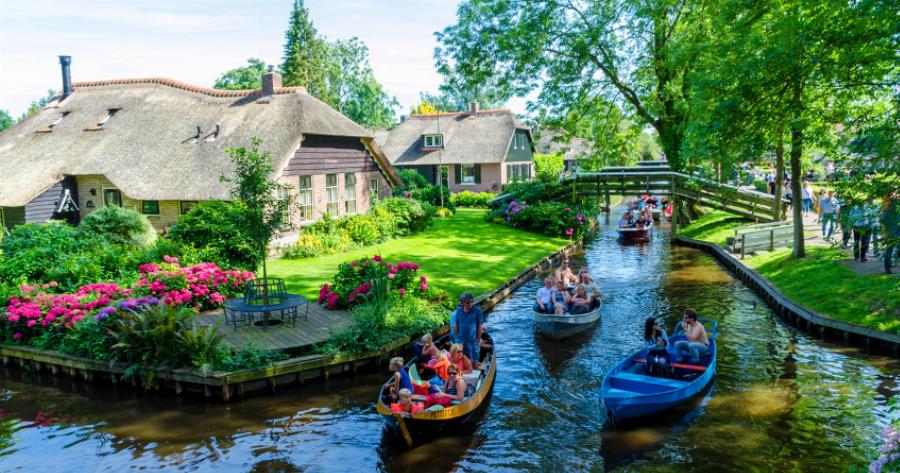 Μαγικό χωριό χωρίς δρόμους στην Ολλανδία μοιάζει βγαλμένο από παραμύθι