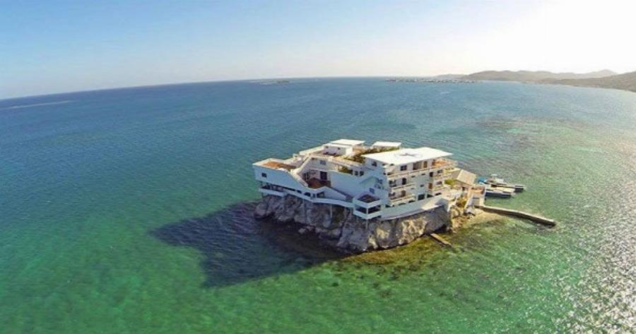 Ξενοδοχείο χτισμένο πάνω σε έναν βράχο… στη θάλασσα!