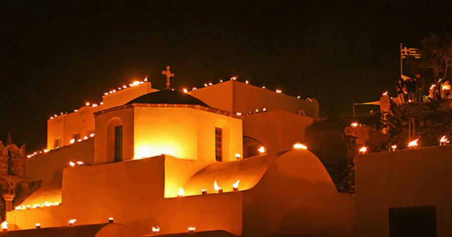 Η Σαντορίνη τη Μεγάλη Παρασκευή είναι το ωραιότερο σκηνικό που θα δείτε φέτος το Πάσχα