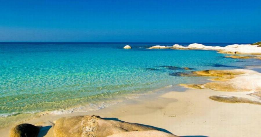 Η εξωτική παραλία της Χαλκιδικής με τα εντυπωσιακά λευκά βράχια και τα γαλαζοπράσινα νερά….