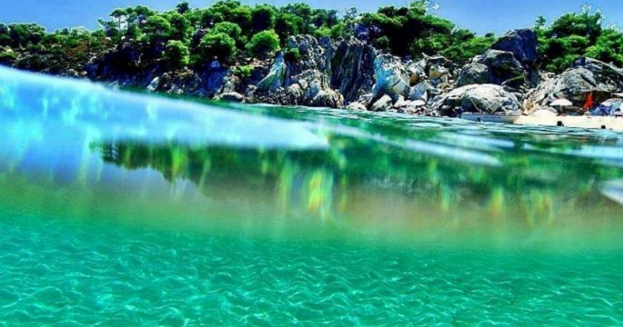 Η «Χαβάη» της Ελλάδας: Η εξωτική παραλία με τα τιρκουάζ νερά και τα εντυπωσιακά λευκά βράχια