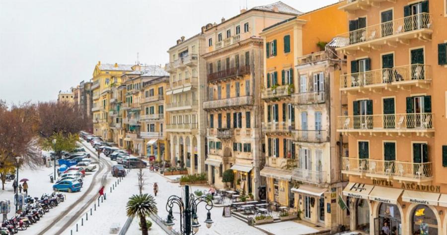 To εξαιρετικά σπάνιο θέαμα της χιονισμένης Κέρκυρας μετά από 13 χρόνια