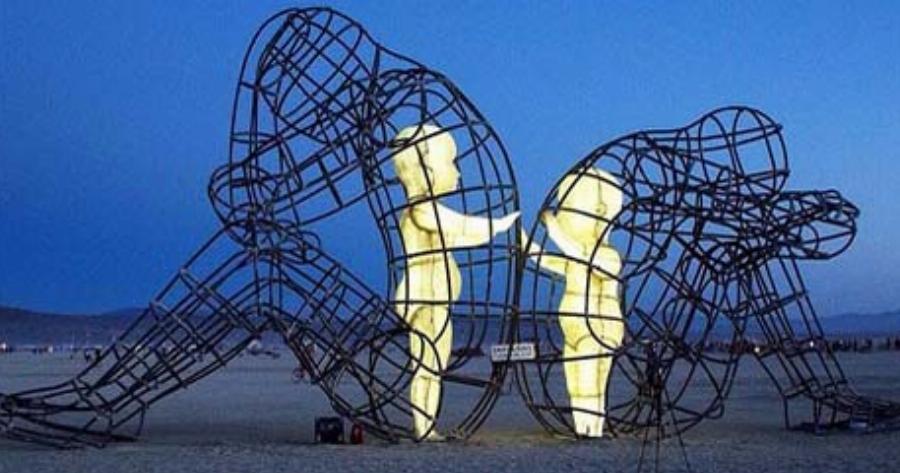 Συγκλονιστικά γλυπτά από παιδιά εγκλωβισμένα σε σώματα ενηλίκων δείχνουν ότι η αγάπη πάντα λάμπει από μέσα!