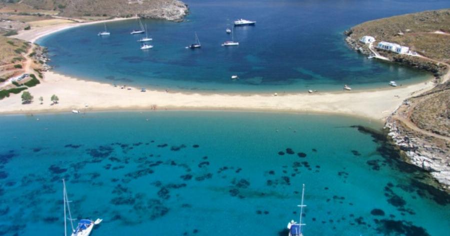 Η πιο παράξενη παραλία της Ελλάδας βρίσκεται σε ένα μικρό νησάκι 2,5 ώρες από την Αθήνα!