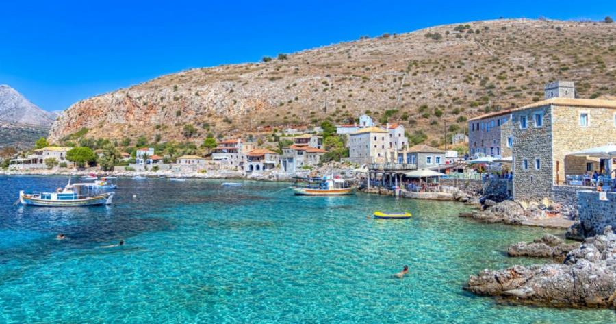 Λιμένι, το πανέμορφο πυργοχώρι της Μέσα Μάνης που βρέχει η θάλασσα