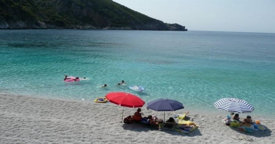 Μαγεία: Η συγκλονιστική παραλία, μια ανάσα από την Αθήνα, που βρίσκεται ανάμεσα σε βουνό και πέλαγος! (photos)