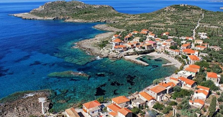 Ένα από τα πιο ωραιότερα ψαροχώρια της Ελλάδας θα το βρείτε στη Μάνη