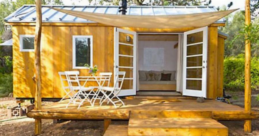 Το σπίτι αυτό είναι 13 τ.μ. και όμως έχει τζάκι και μέσα θυμίζει Σαλέ στον Παρνασσό.