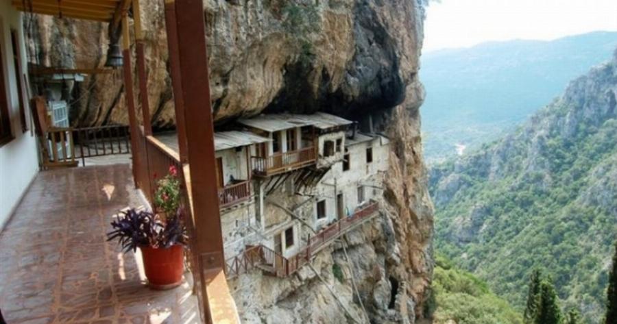 Η μονή στην Αρκαδία που κρέμεται από ένα κάθετο βράχo
