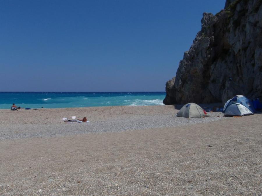 Στην παραλία Μουρτερή, τον άγνωστο Παράδεισο της Εύβοιας, για ένα σαββατοκύριακο με τα ελάχιστα