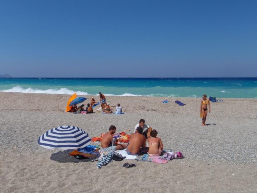 Στην παραλία Μουρτερή, τον άγνωστο Παράδεισο της Εύβοιας, για ένα σαββατοκύριακο με τα ελάχιστα