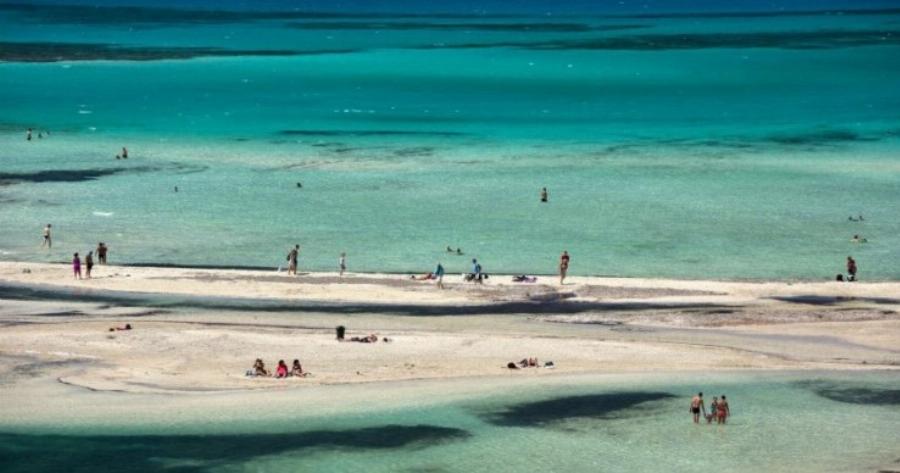 Κάπως έτσι μοιάζει ο Παράδεισος.. Η παραλία της Ελλάδας με τη ροζ άμμο, τα αμέτρητα κοχύλια και την εξωπραγματική ομορφιά