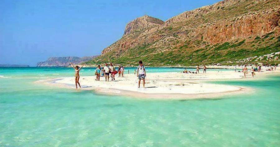 Το θαύμα της φύσης: Η ελληνική παραλία στην Κρήτη με τη ροζ άμμο και τα αμέτρητα κοχύλια που θεωρείται μια από τις 10 καλύτερες στον κόσμο