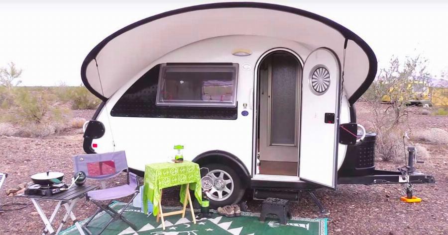 Γυναίκα αποφασίζει να μείνει μόνιμα σε αυτό το μικροσκοπικό τροχόσπιτο. Περιμένετε όμως να δείτε το εσωτερικό του.. Θα ξετρελαθείτε!