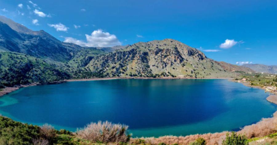 Η πανέμορφη λίμνη της Κρήτης και η νεράιδα που λούζεται στο φεγγαρόφως