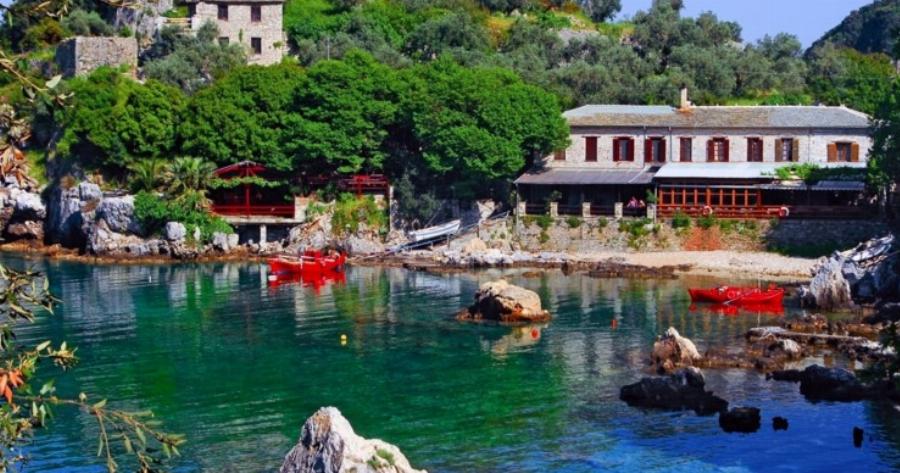 Το γραφικό χωριό του Mamma Mia στο Πήλιο με τα κρυστάλλινα νερά και η περίεργη ιστορία του Απόστολου Βαϊνόπουλου