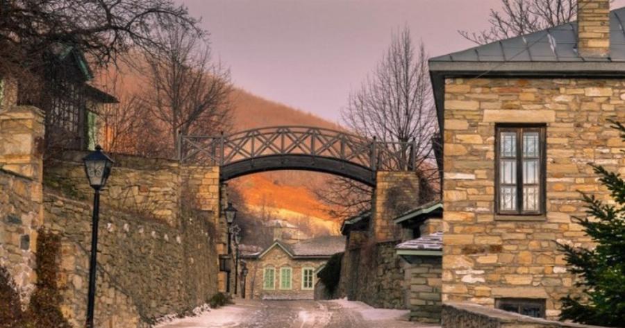 Ξέχνα την Αράχωβα! Μέχρι το 1970 ήταν ένα Ελληνικό χωριό φάντασμα. Σήμερα θεωρείται ένα από τα ωραιότερα της Ευρώπης