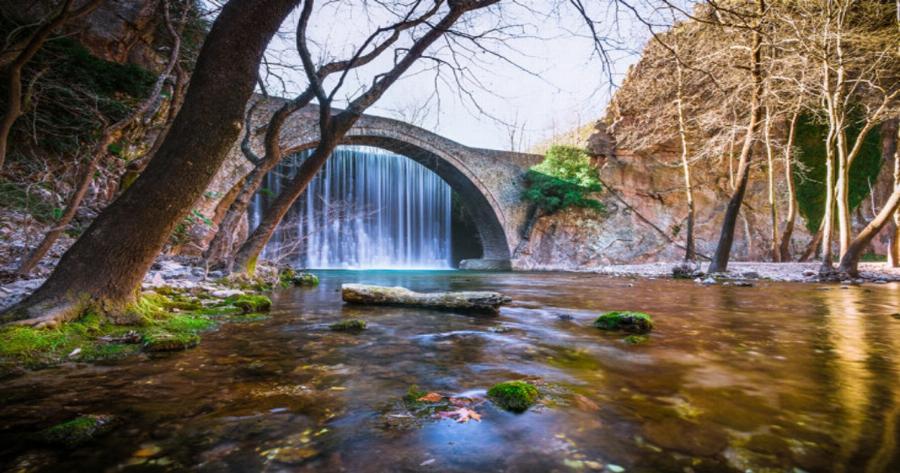 Το τοξωτό γεφύρι της Παλαιοκαρυάς με τον διπλό καταρράκτη απαράμιλλης ομορφιάς