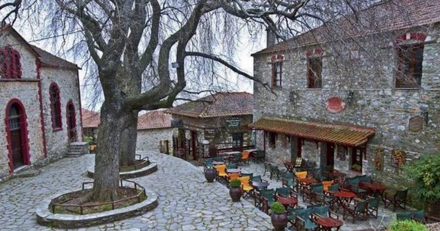 Μέχρι τη δεκαετία του 80 ήταν ένα Ελληνικό χωριό φάντασμα. Σήμερα συγκλονίζει με την ομορφιά και τη ζωντάνια του!