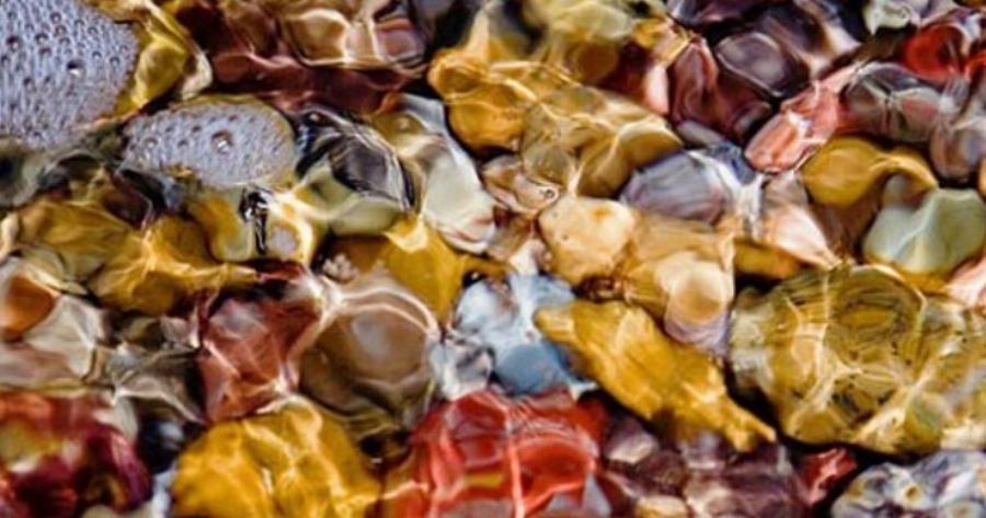 Η παραλία της Ελλάδας με τα σπάνια πολύχρωμα βότσαλα που θυμίζουν έργα τέχνης