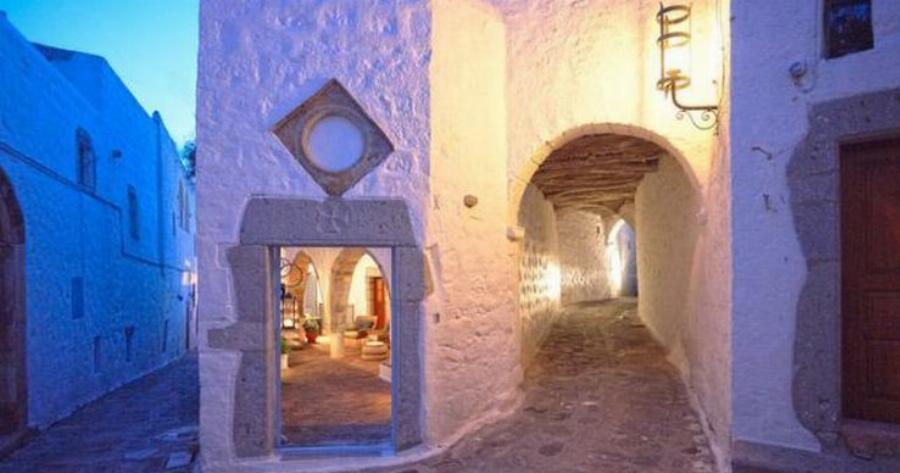 Πάτμος: Το στολίδι των Δωδεκανήσων με τη γαλήνια μυστηριακή ατμόσφαιρα και το ιδιαίτερο φως