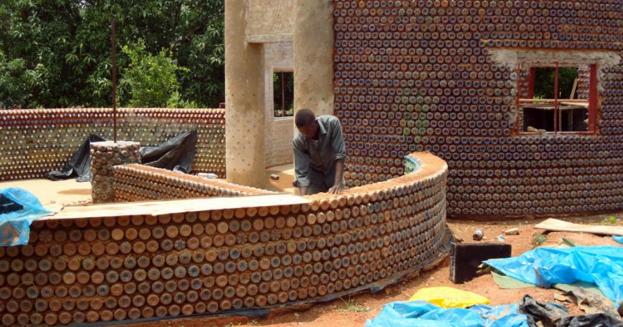 Ένα πανέμορφο σπίτι που όμως θα σας εκπλήξει μόλις μάθετε από ΤΙ φτιάχτηκε!