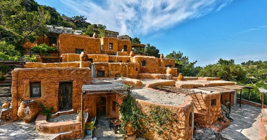 Το πιο πρωτότυπο ξενοδοχείο της Ελλάδας. Μετέτρεψαν τις στάνες σε δωμάτια χωρίς ρεύμα και οι τουρίστες κάνουν ουρά!