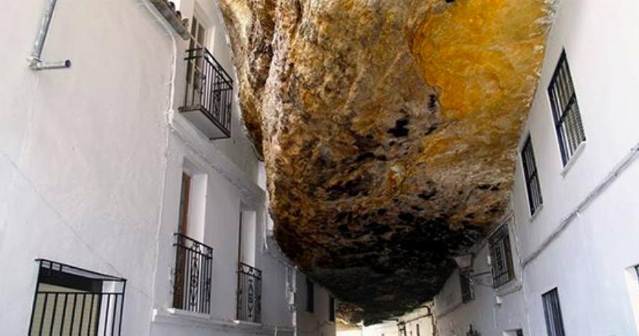 Αυτή η πόλη έχει χτιστεί στο πιο παράξενο μέρος στον πλανήτη! Εσείς θα ζούσατε εκεί;