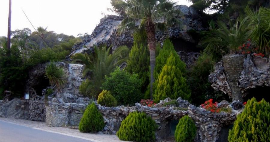 Ο.. Γκαουντί της Σαλαμίνας. Ο Πολωνός που έφτιαξε ένα σπίτι βγαλμένο από τα παραμύθια