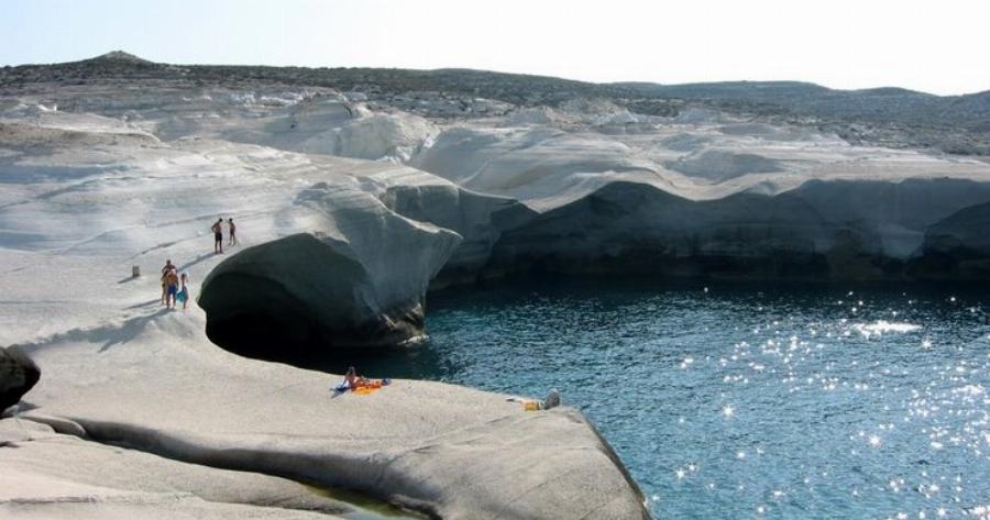 H παραλία του Αιγαίου με το πιο απόκοσμο τοπίο της χώρας. Ολόλευκοι βράχοι και κρυστάλλινα νερά.