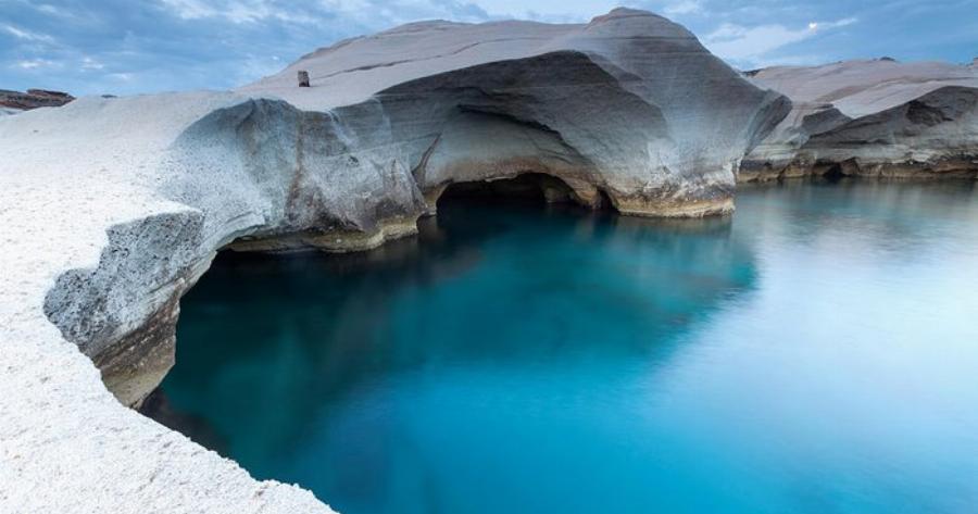Που βρίσκεται η παραλία με το πιο απόκοσμο τοπίο της χώρας; «Σεληνιακοί» βράχοι και κρυστάλλινα νερά