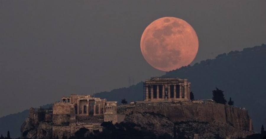 Μαγικές εικόνες από την Υπερσελήνη στην Αθήνα