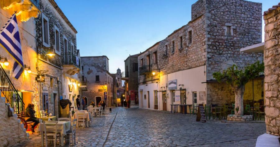 Το καμάρι της Πελοποννήσου. Πλακόστρωτα σοκάκια, παμπάλαιες εκκλησίες, πυργόσπιτα και πετρόχτιστες κατοικίες!