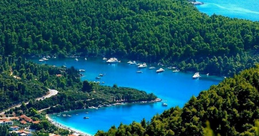 Σκόπελος: Το ελληνικό νησί δίπλα στη Σκιάθο με την τεράστια «καρδιά». Εκεί όπου το πράσινο σμίγει με το γαλάζιο.