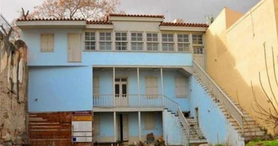 Κουίζ για πολύ παρατηρητικούς: Θυμάσαι ποια πασίγνωστη ελληνική ταινία γυρίστηκε στο συγκεκριμένο σπίτι;