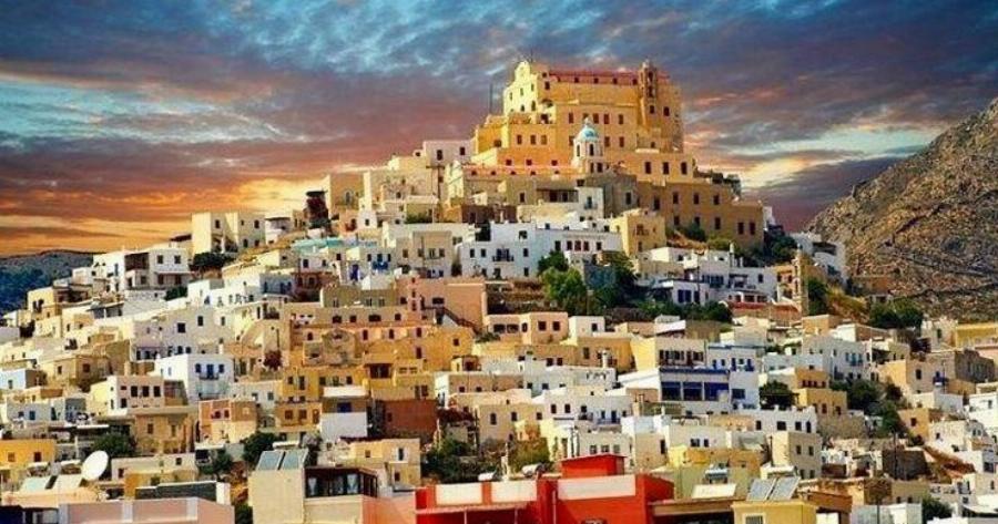 Η όμορφη αρχόντισσα των Κυκλάδων. Όλο το Σκηνικό Μοιάζει με Αιγαιοπελαγίτικη Ζωγραφιά.