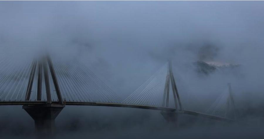 Όταν η γέφυρα Ρίου-Αντιρρίου χάνεται μέσα στην ομίχλη το θέαμα είναι μαγευτικό