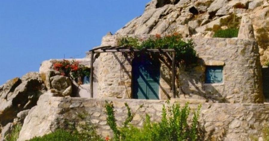 Το ωραιότερο πέτρινο σπίτι που έχετε δει ποτέ βρίσκεται σε ένα Ελληνικό νησί!