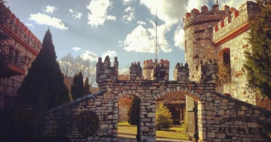 Έφτιαξε ξενοδοχείο γεμάτο παραμυθένιους Πύργους στην Ξάνθη και οι τουρίστες κάνουν ουρά