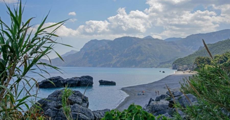 Η ωραιότερη παραλία της Εύβοιας κάποτε ήταν ορμητήριο πειρατών. Τόσο όμορφη που θυμίζει τροπικό Παράδεισο