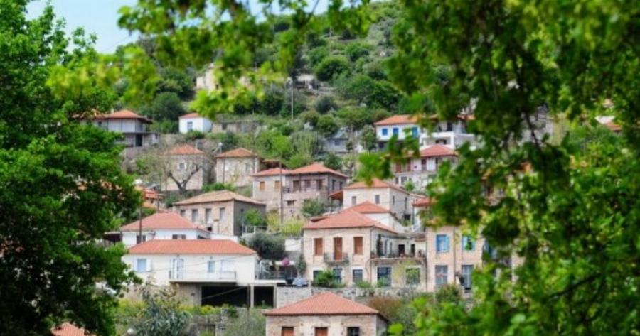 Το άγνωστο ελληνικό «χωριό των αγαλμάτων»: Ένας μικρός οικισμός 150 κατοίκων γεμάτος υπέροχα γλυπτά